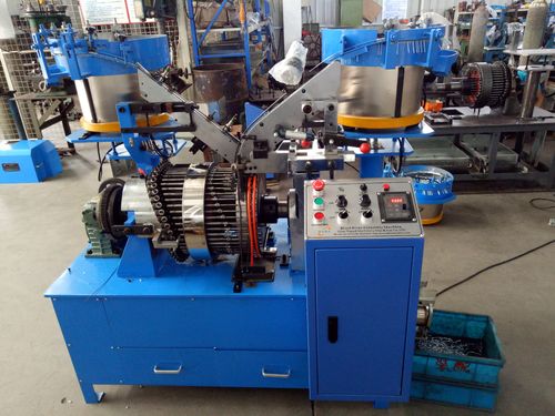 के बारे में नवीनतम कंपनी का मामला जर्मन ऑटोमोटिव सप्लायर उन्नत रिवेट बनाने की मशीन के साथ उत्पादन को उन्नत करता है